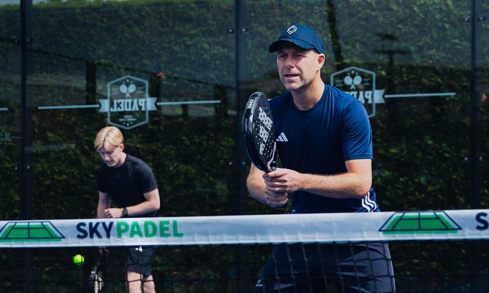 Padelspelers aan het net tijdens een potje bij Dekker Warmond