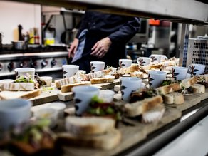 Vers belegde broodjes en kleine gerechten staan klaar in de keuken van Dekker Warmond voor een verzorgde lunch, zakelijke bijeenkomst of evenement.