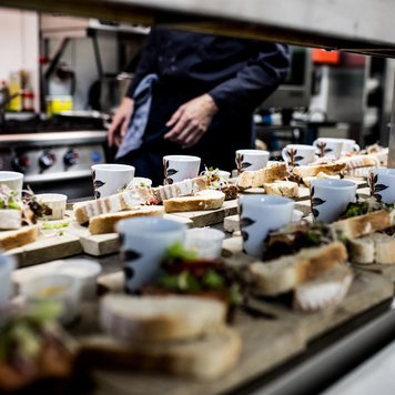 Vers belegde broodjes en kleine gerechten staan klaar in de keuken van Dekker Warmond voor een verzorgde lunch, zakelijke bijeenkomst of evenement.