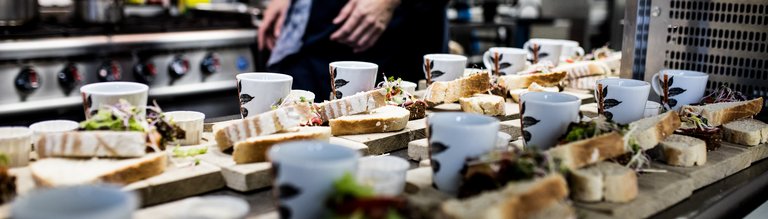 Vers belegde broodjes en kleine gerechten staan klaar in de keuken van Dekker Warmond voor een verzorgde lunch, zakelijke bijeenkomst of evenement.